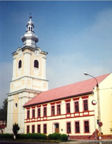 Neu renovierte Schule mit Kirchturm (Aug. 2003)
