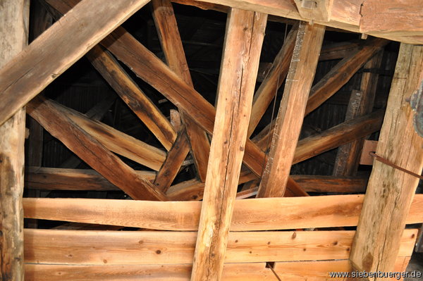 Blick ber die Glocken, in die Dachkonstruktion des Kirchturms von Rode