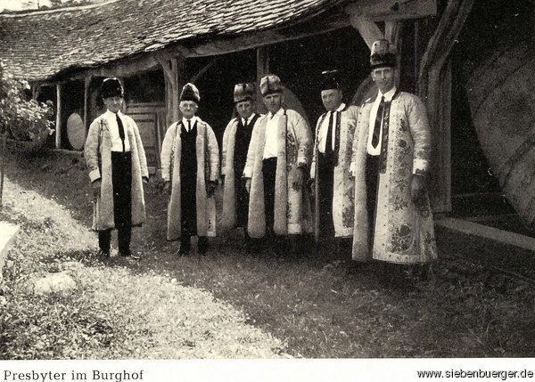 Presbyter im Burghof von Rode
