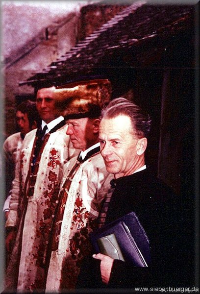 Pfarrer und Presbyterium  im Burghof um 1960