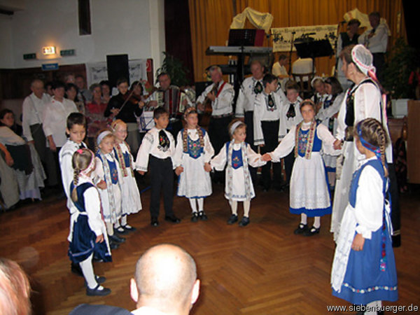 09. 10. 2004 Rohrbcher Treffen - Auftritt Kindertanzgruppe Herzogenaurach