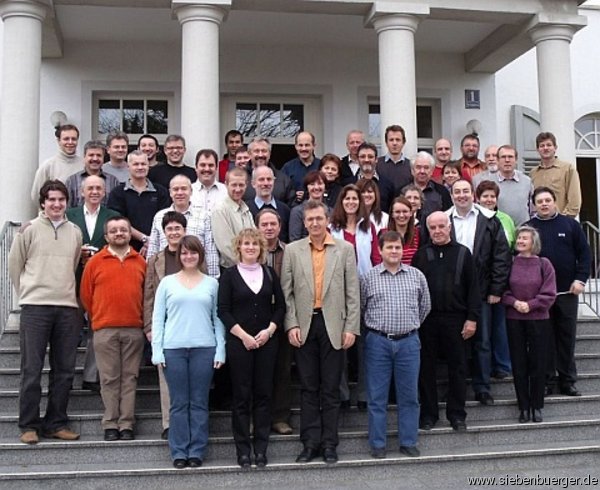 Die Teilnehmer des Internetseminars 2008 vor dem "Heiliegenhof" in Bad Kissingen