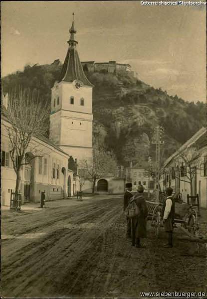 Kirchgasse mit Kirche und Burg
