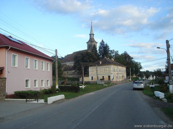 Dorfstrae mit Kirchenburg 2013