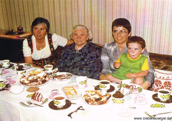 An ihrem 82. Geburtstag am 22. August 1977 Anna Wardeiner, Schwiegertochter Liesel, Enkelin Ursula und Urenkelin Elke