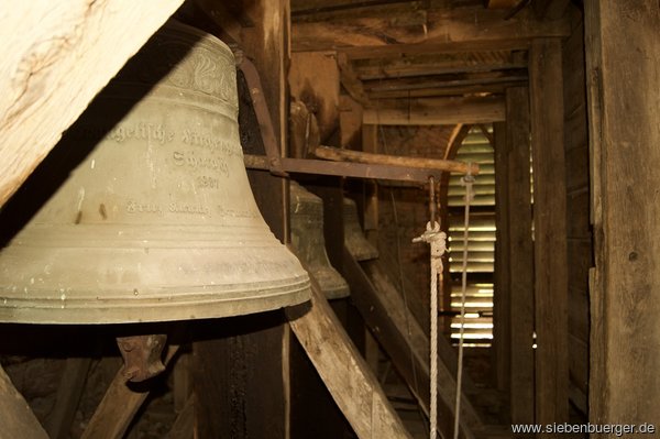 Eine der vier Glocken vom Gelut der Kirche