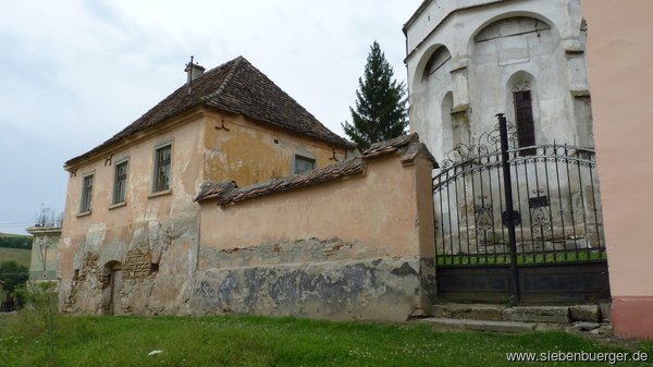 Burghterhaus und schmiedeeisernes Eingangstor zum Kirchhof