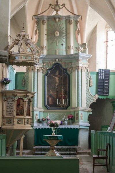 Jakobuskirche / Altar und Kanzel