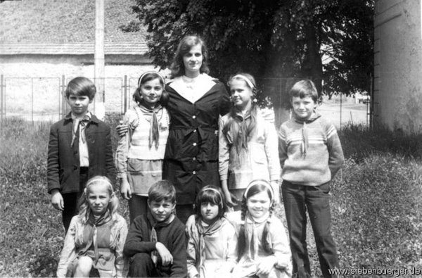 Lehrerin Ingrid Gohn mit der 4. Klasse - 1975