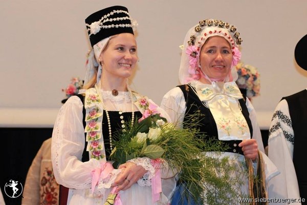 Braut aus Schönau mit gebockelter Frau 