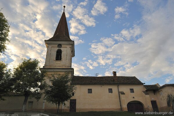 Glockenturm und Eingang zur evangelischen Kirche in Schnau