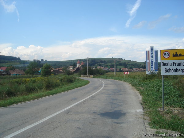 Blick auf Schnberg mit Ortsschild