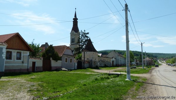 Stein-Dorfstrae und Turm der ev. Kirche-Mai 2012