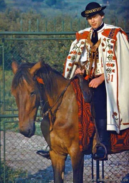 Stolzenburger Reiter auf dem Pferd-Pfarrer-Einweihung in Stolzenburg am 05.09.1982