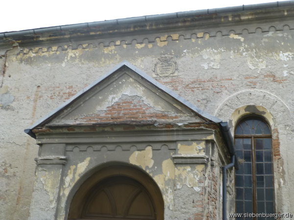 Portal der EV Kirche mit Inschrift