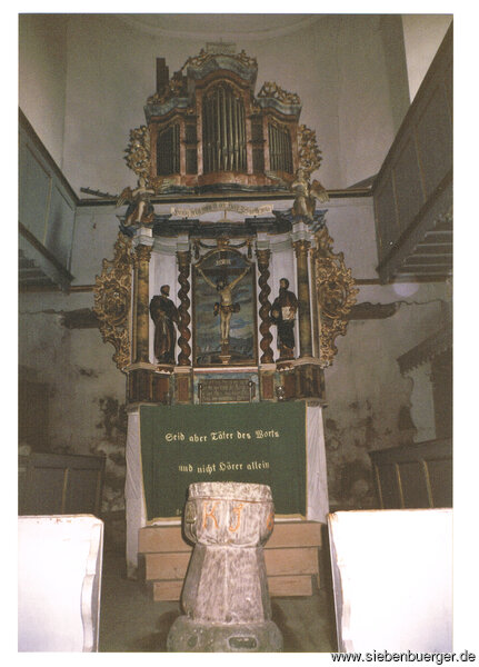 Streitforter Altar mit Streitforter Taufbecken von Anno 1632