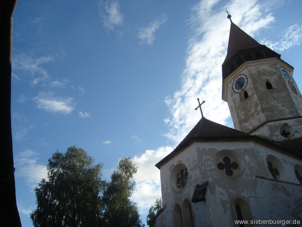 Kirchturm der Tartlauer Kirchenburg im August 2014