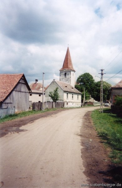 Dorfstrasse mit Kirche