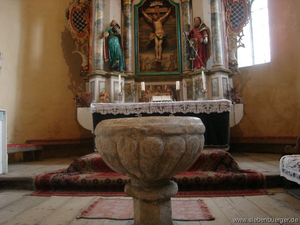Taufbecken und Altar