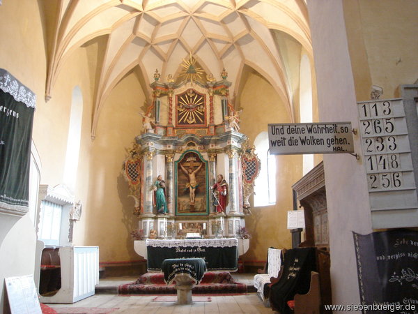 Innenraum der Kirche mit Altar
