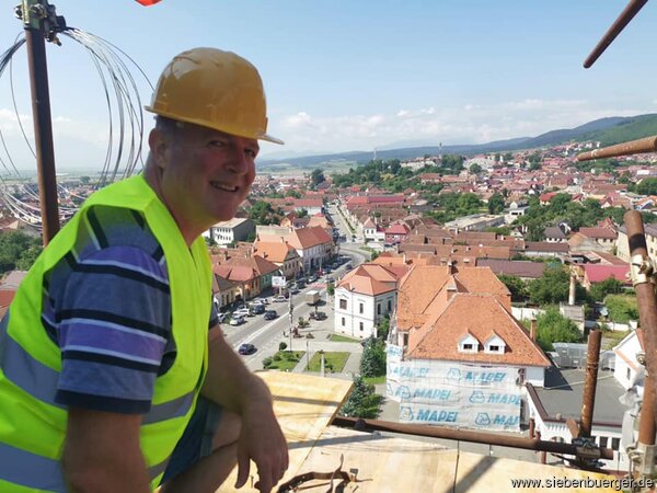 Rainer Lehni bei Sanierungsarbeiten am Zeidner Glockenturm (2021)