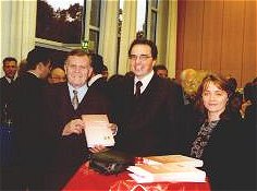 Johann Lauer mit Frau Heidemarie bei der Buchbergabe an Ministerprsident Erwin Teufel