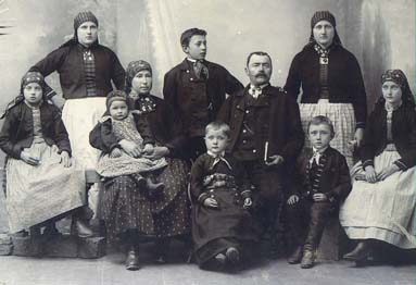 Landlerfamilie in Sonntagstracht