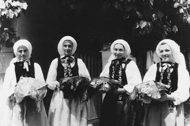 Alzen. Patinnen mit Taufgeschenk, um 1960 (Archiv Sedler)