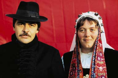 Roseln. Junges Paar in Kirchentracht. 1985 (Archiv Sedler)(Archiv Sedler)